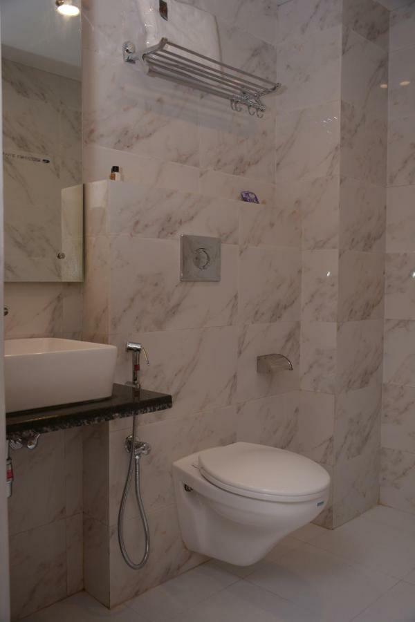 Hotel Golden Oasis - A Well Hygiene Property Paharganj Exteriör bild